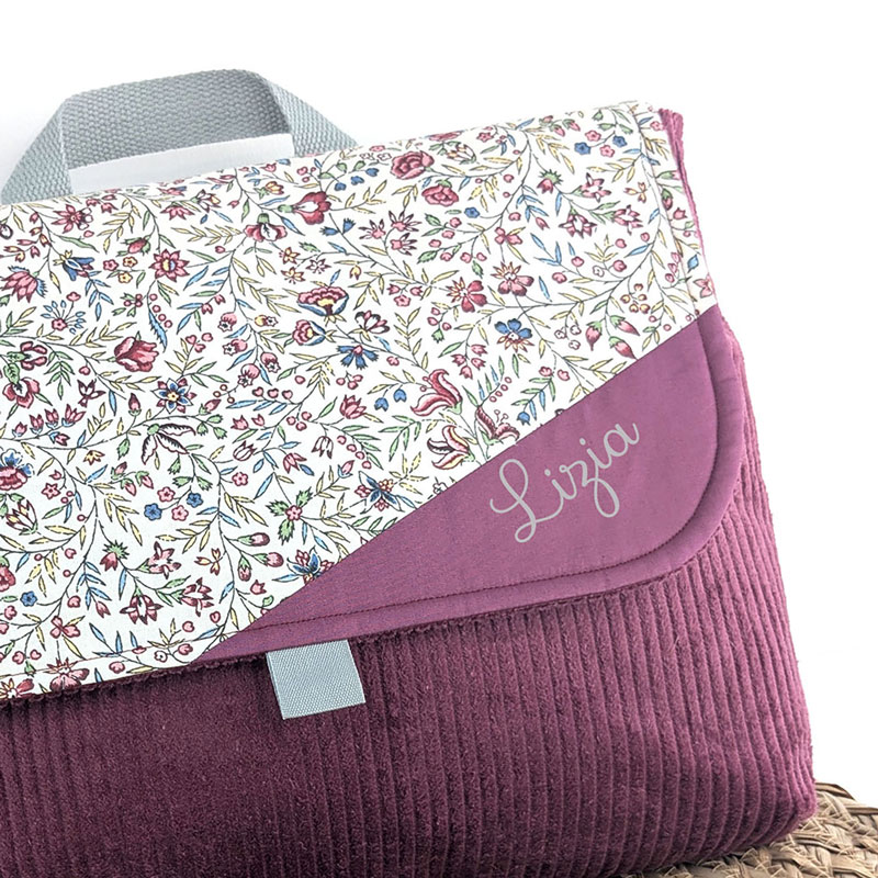 Cartable maternelle ou sac à dos personnalisé pour fille 24x32 cm avec scratch en velours grenat et fleurs bordeaux un accessoire sac d'écolier original et personnalisable avec prénom