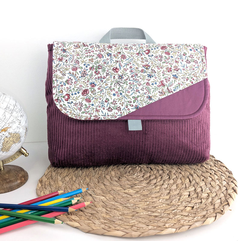 Cartable maternelle ou sac à dos personnalisé pour fille 24x32 cm avec scratch en velours grenat et fleurs bordeaux un accessoire sac d'écolier original