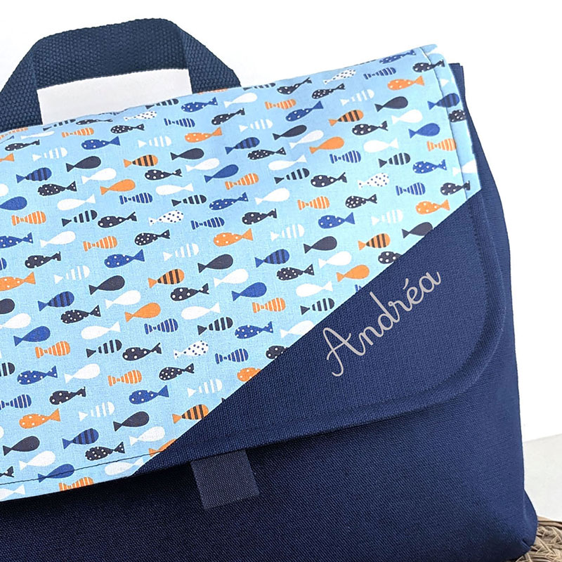 Cartable maternelle ou sac à dos personnalisé mixte 24x32 cm avec scratch en coton bleu et poissons un accessoire sac d'écolier original et personnalisable avec prénom