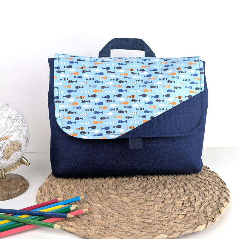 Cartable maternelle ou sac à dos personnalisé mixte 24x32 cm avec scratch en coton bleu et poissons un accessoire sac d'écolier original