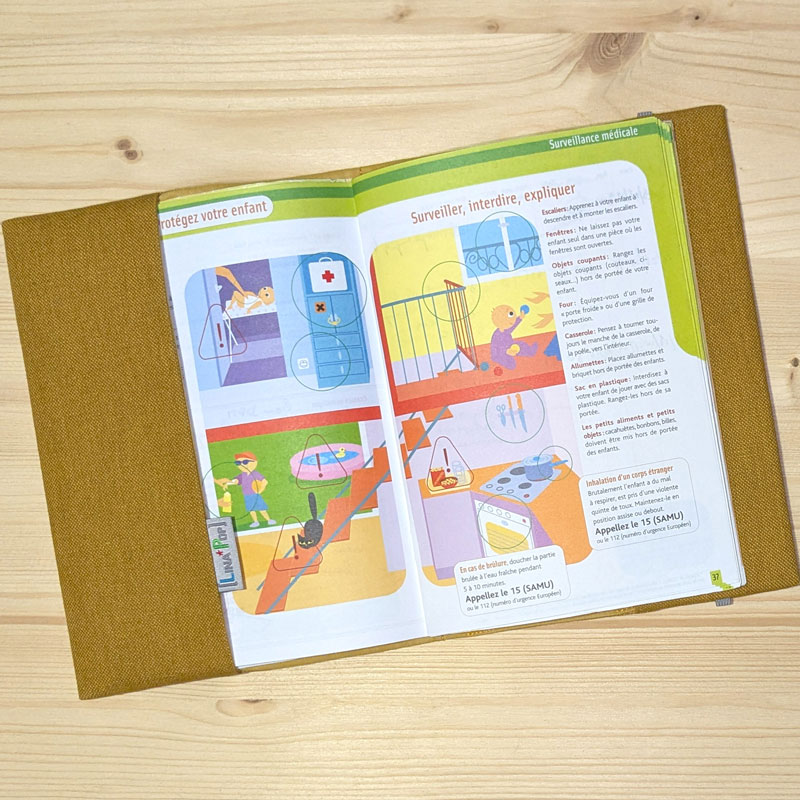 Protège carnet de santé avec prénom en coton effet lin jaune moutarde en cadeau de naissance et accessoire de naissance pour bébé personnalisable