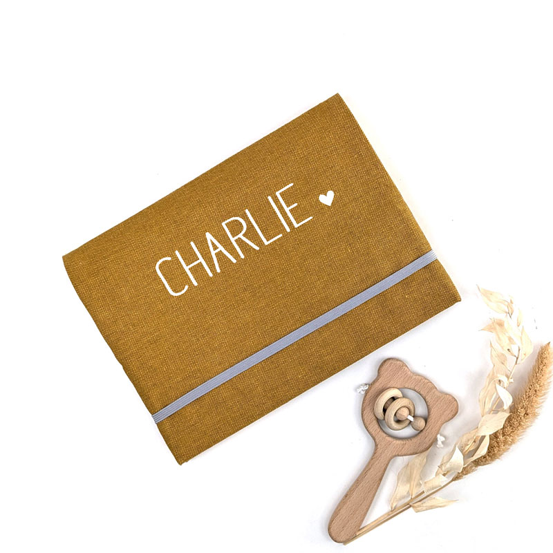 Protège carnet de santé avec prénom en coton effet lin jaune moutarde en cadeau de naissance et accessoire de naissance pour bébé