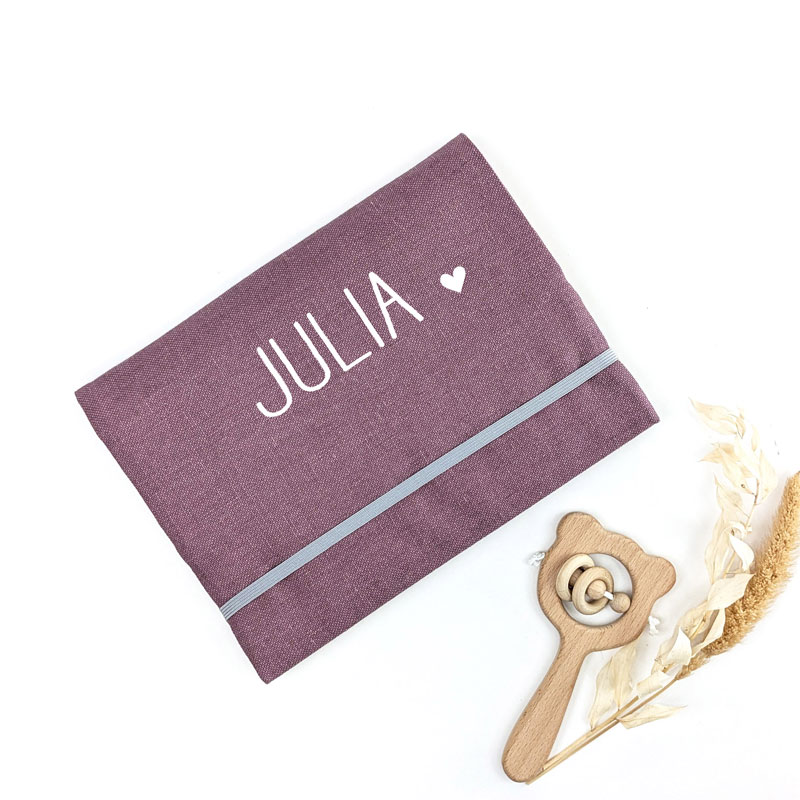 Protège carnet de santé avec prénom en coton effet lin rose lilas en cadeau de naissance et accessoire de naissance pour bébé