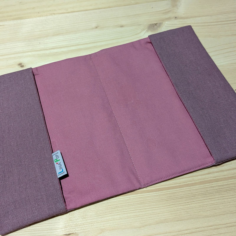 Protège carnet de santé avec prénom en coton effet lin rose intérieur lilas en cadeau de naissance et accessoire de naissance pour bébé
