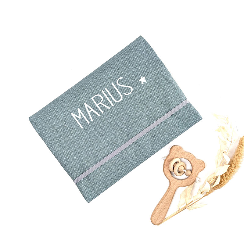Protège carnet de santé avec prénom en coton effet lin vert menthe en cadeau de naissance et accessoire de naissance pour bébé