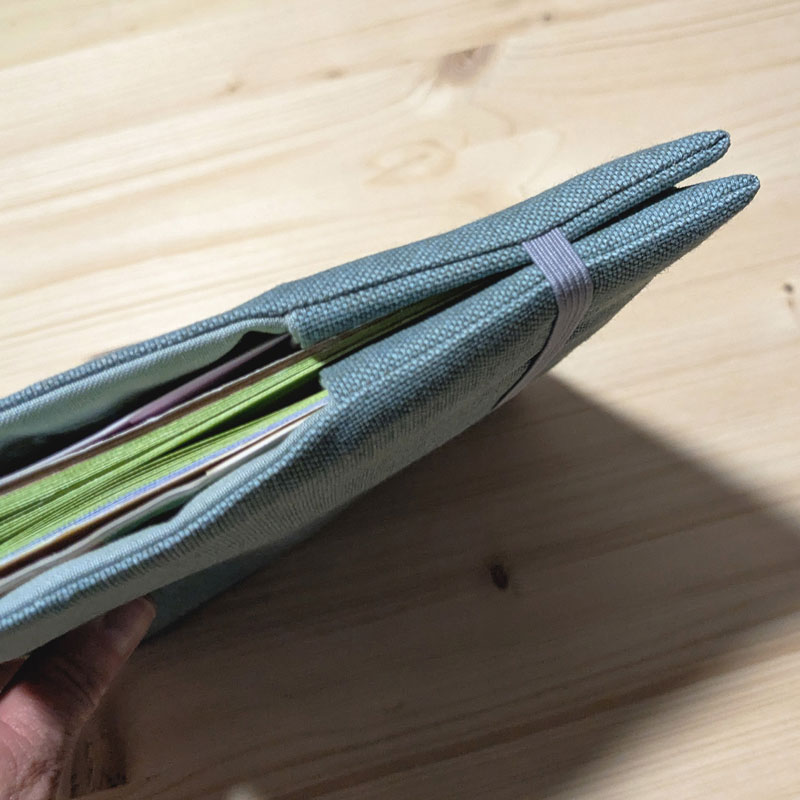 Protège carnet de santé avec prénom en coton effet lin vert menthe élastiqué en cadeau de naissance et accessoire de naissance pour bébé
