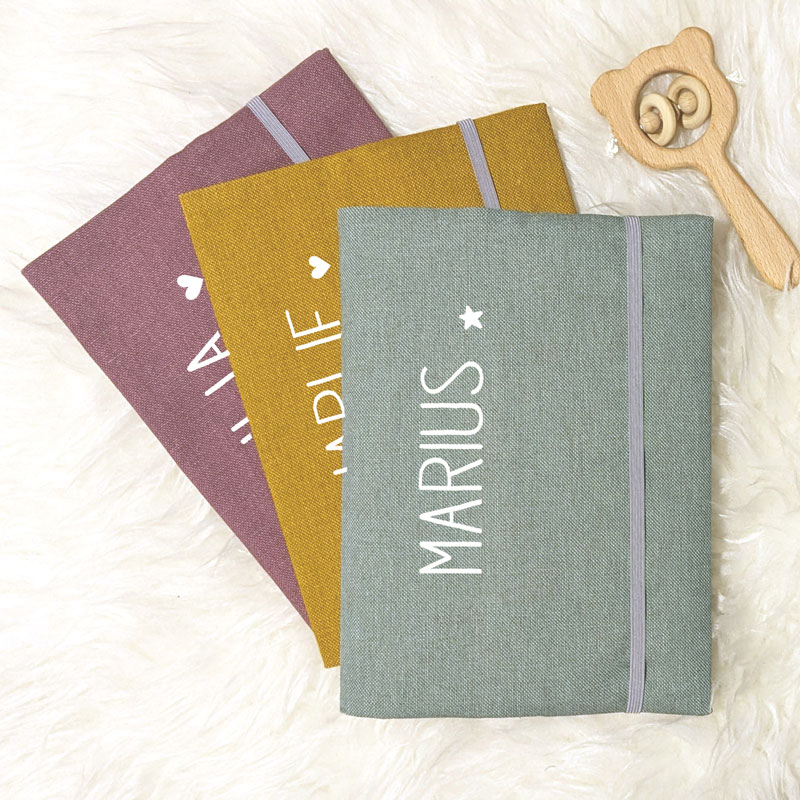 Protège carnet de santé avec prénom en coton effet lin vert ou jaune ou rose en cadeau de naissance et accessoire de naissance pour bébé personnalisé